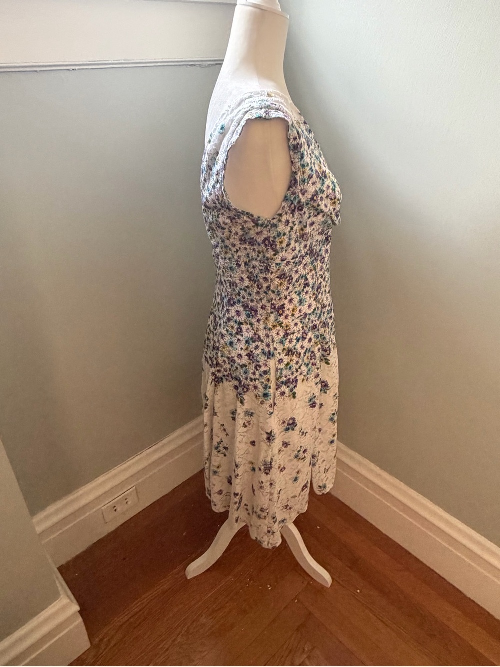 Betsey Johnson Floral Lace Fit & Flare Dress Cream Purple Blue Sleeveless Size 8 - Picture 6 of 8